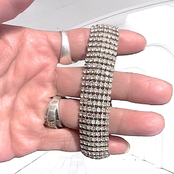 Elegant Clear Rhinestone Bracelet - Picture 3 of 8